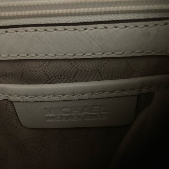 Authentic Michael Kors shoulder bag with extension strap in the colour white - Picture 3 of 4